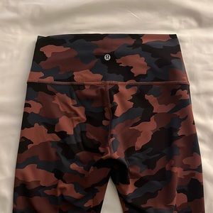 RED CAMO LULULEMON/SOULCYCLE LEGGINGS🖤